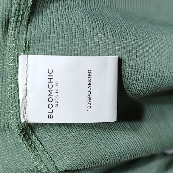 BloomChic Sage Green Short Bell Sleeves Ruffled Neckline Size 14-16 - Picture 4 of 4